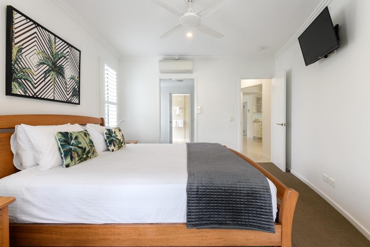 Island Views Beachfront Apartments Palm Cove Exterior photo