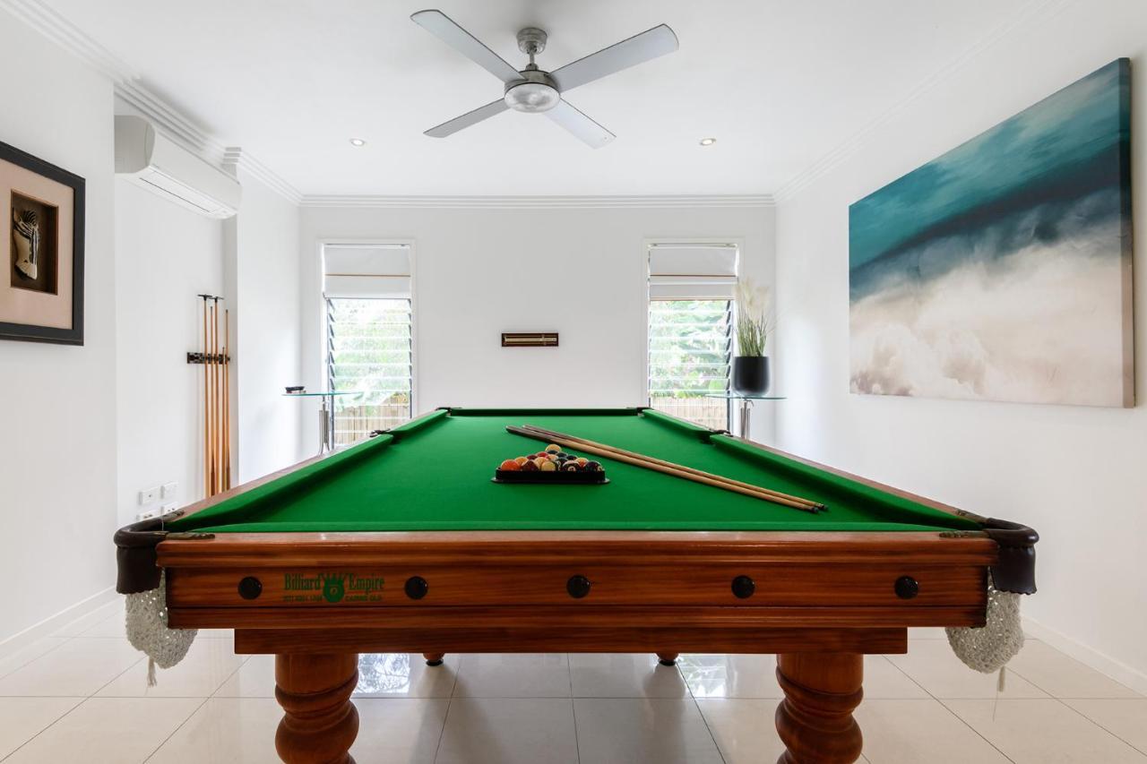 Island Views Beachfront Apartments Palm Cove Exterior photo