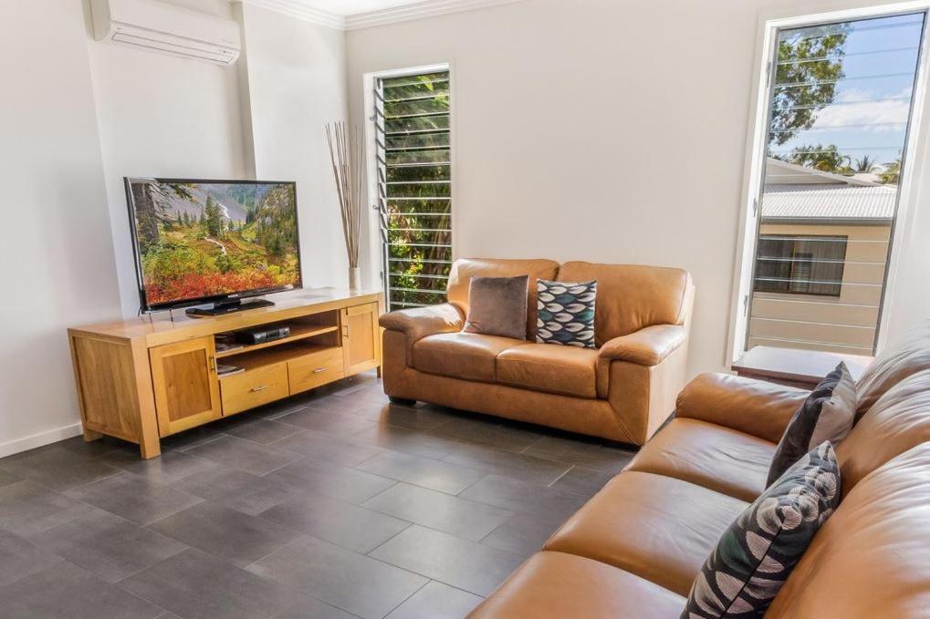 Island Views Beachfront Apartments Palm Cove Exterior photo
