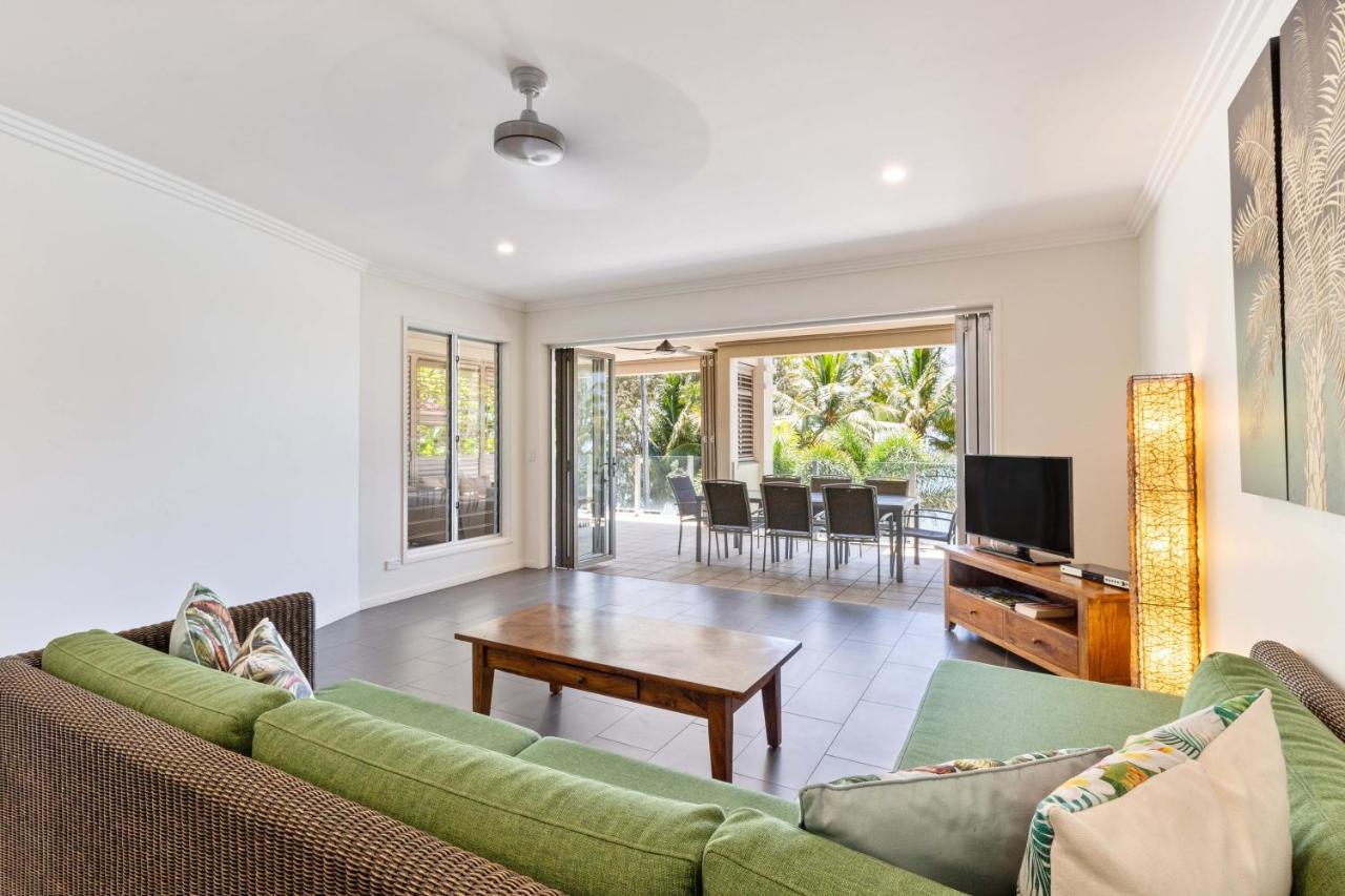 Island Views Beachfront Apartments Palm Cove Exterior photo