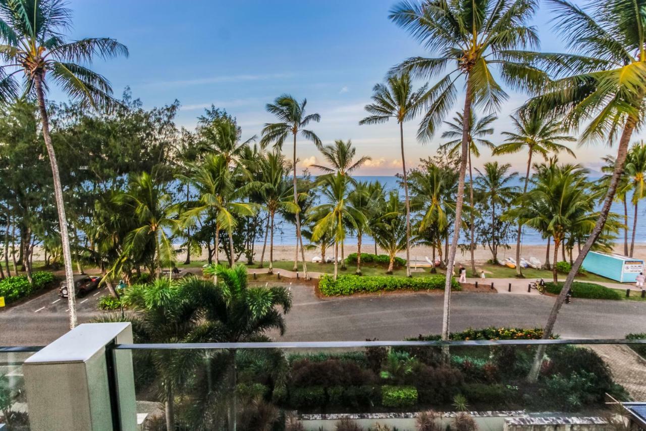 Island Views Beachfront Apartments Palm Cove Exterior photo
