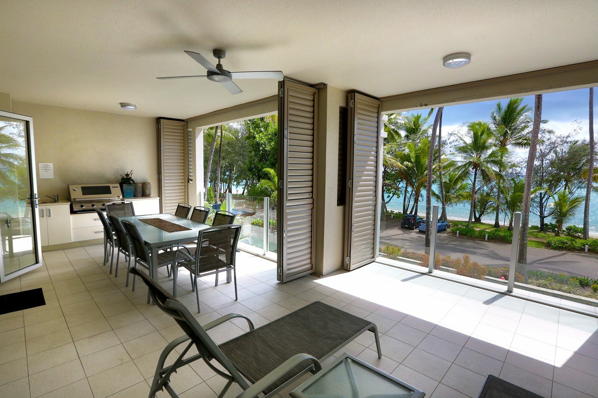 Island Views Beachfront Apartments Palm Cove Exterior photo