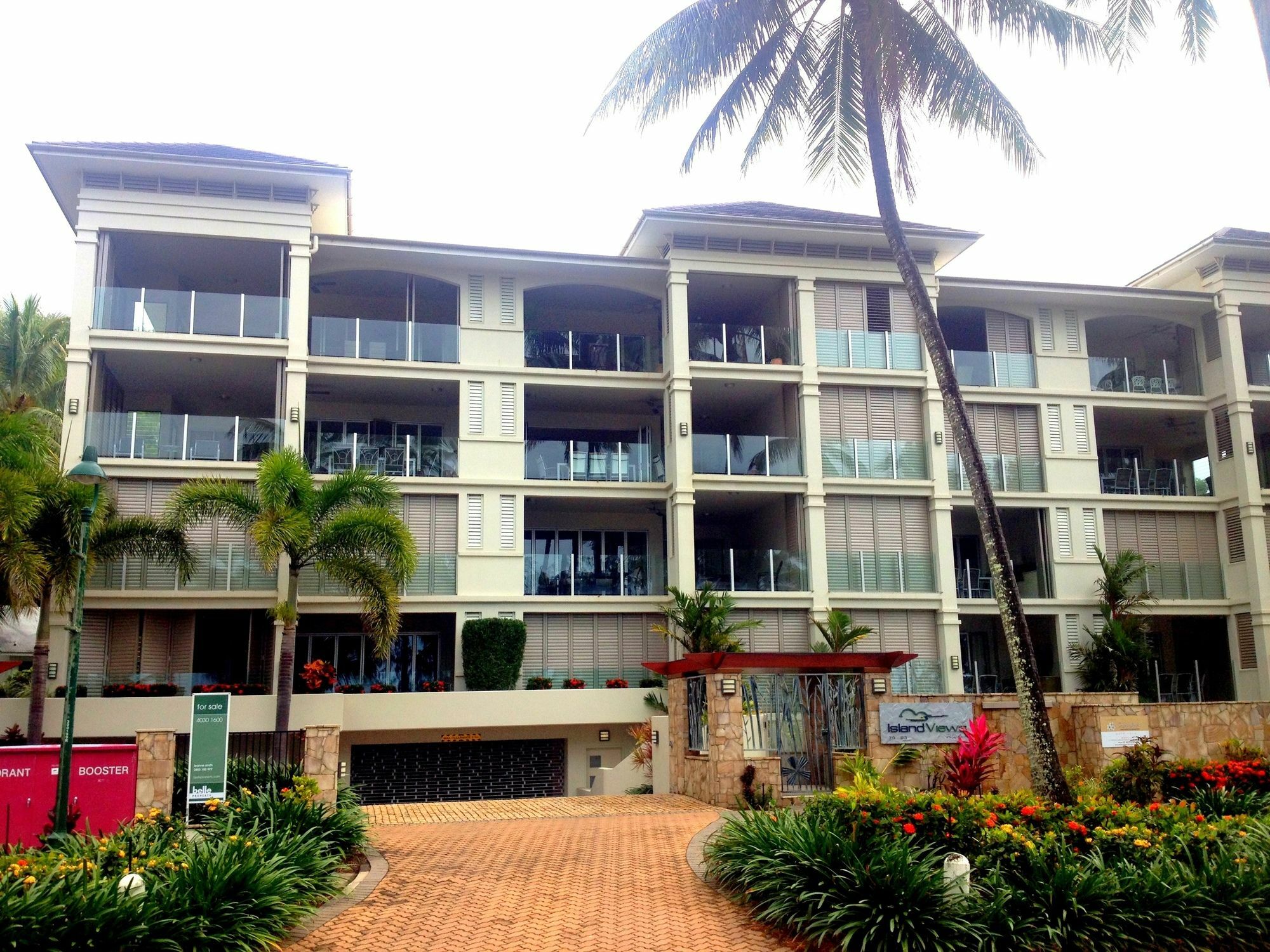 Island Views Beachfront Apartments Palm Cove Exterior photo